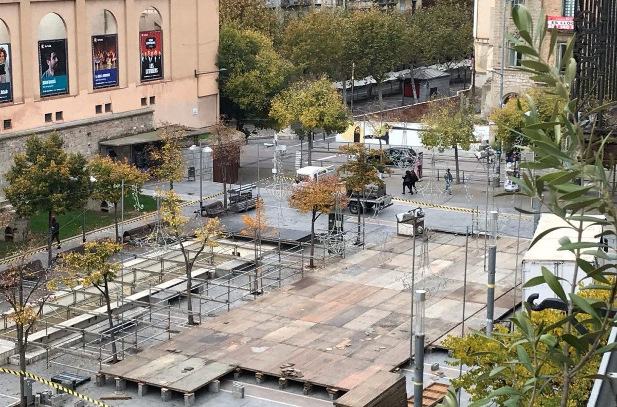 Estructura que ha d'acollir la pista de gel a la plaça Sant Domènec