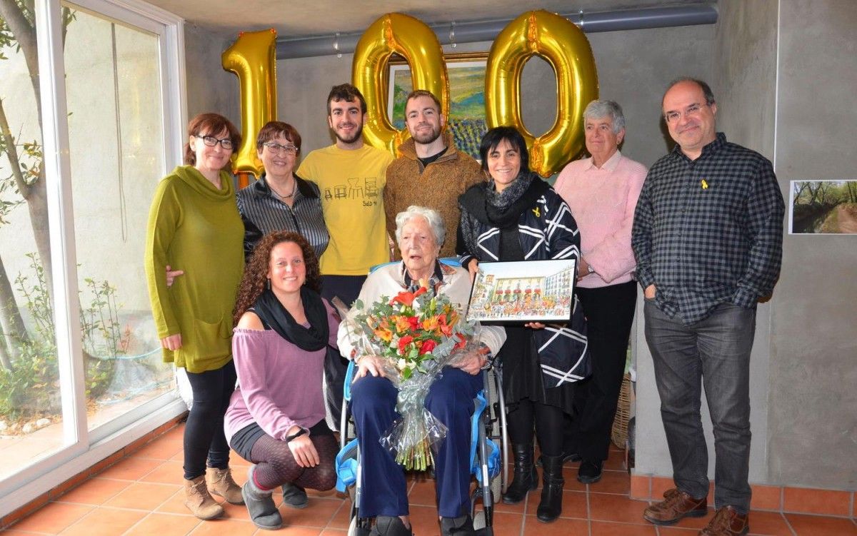 M. Pilar Marbà celebrant els 100 anys acompanyada de la seva família i la regidora Rosa M. Ortega