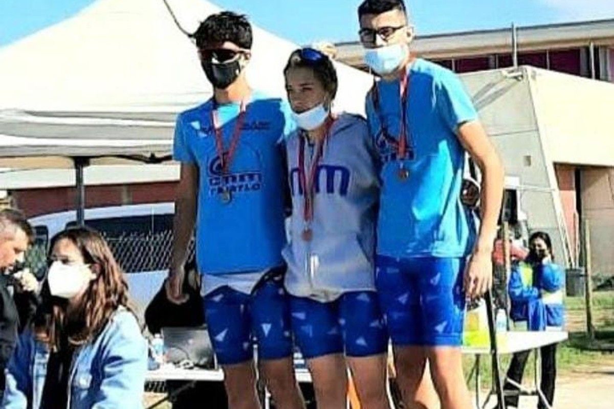 Equip juvenil mixt del CN Manresa que s'ha proclamat campió de l'Aquatló del Prat