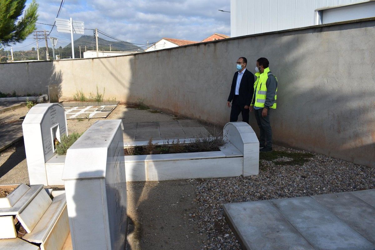 Manresa fa millores al cementiri municipal per la festivitat de Tot Sants