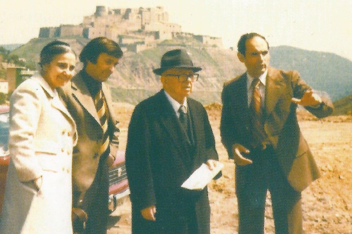 Ramon Arnau, a la dreta,  mostrant la muntanya de sal al poeta Damaso Alonso