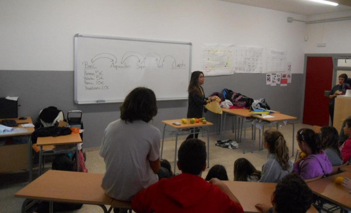 Alumnes de l'institut Manresa Sis durant el taller ofert per l'Ajuntament