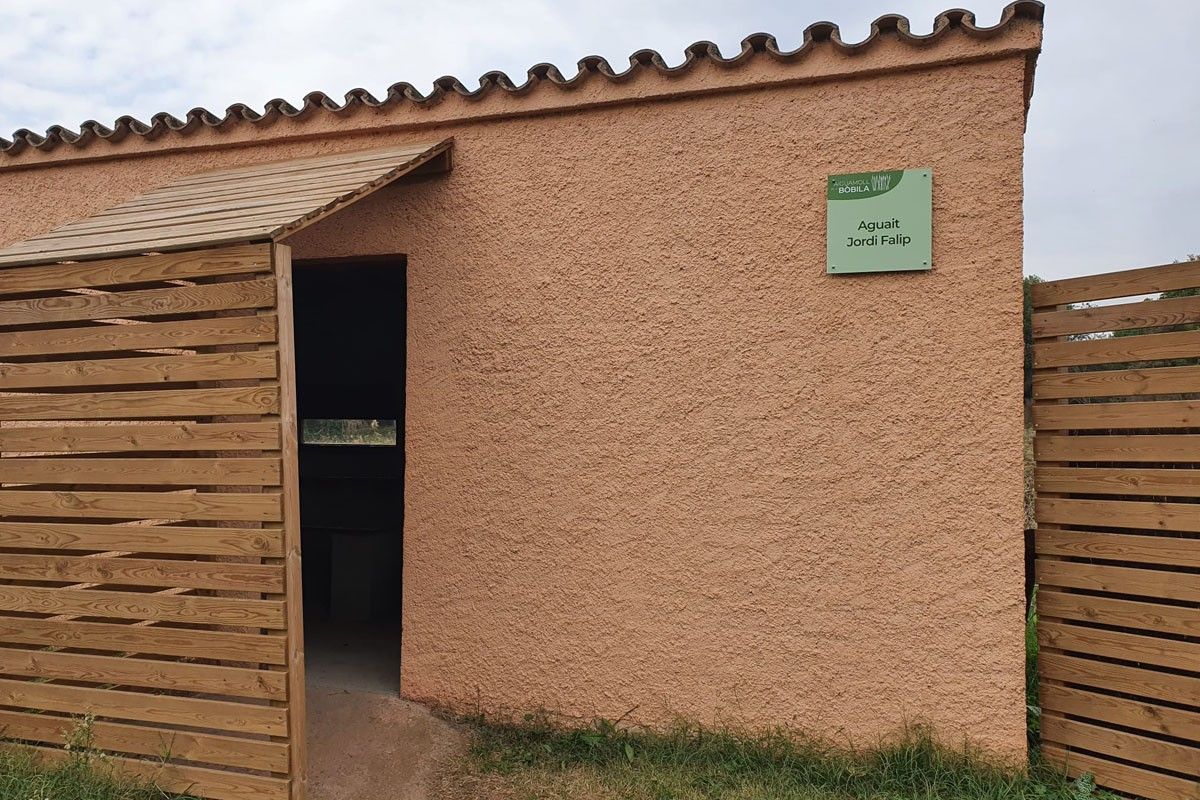 Caseta de guaita de l'Aiguamoll de la Bòbila amb el nom de Jordi Falip