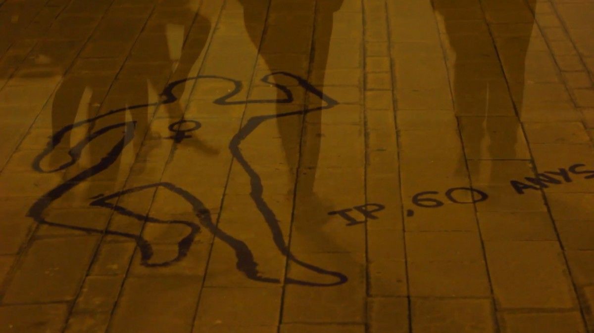 VÍDEO Acció Lila ha pintat iverses siluetes per les víctimes de violència masclista