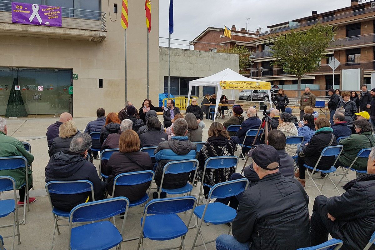 Debat de Birres per la República a la plaça de l'Ajuntament del Pont de Vilomara