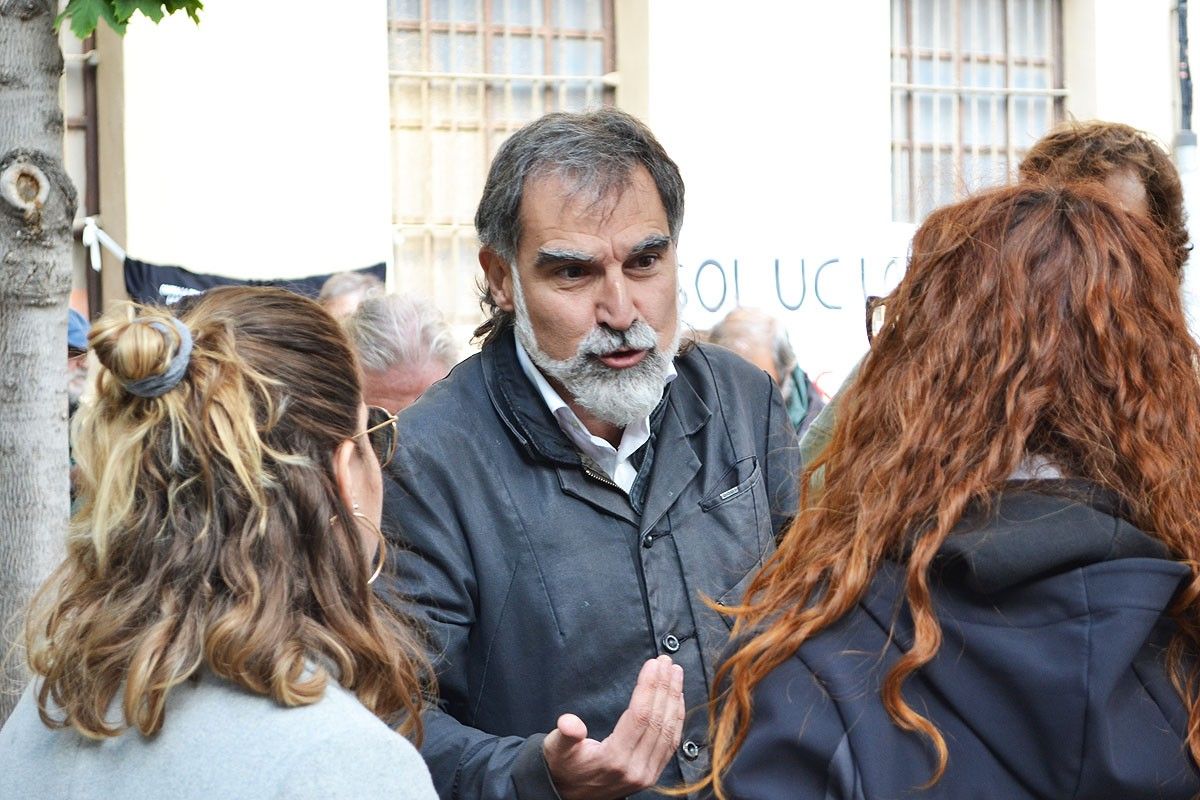 Jordi Cuixart no ha deixat de saludar persones a la seva arribada als jutjats de Manresa