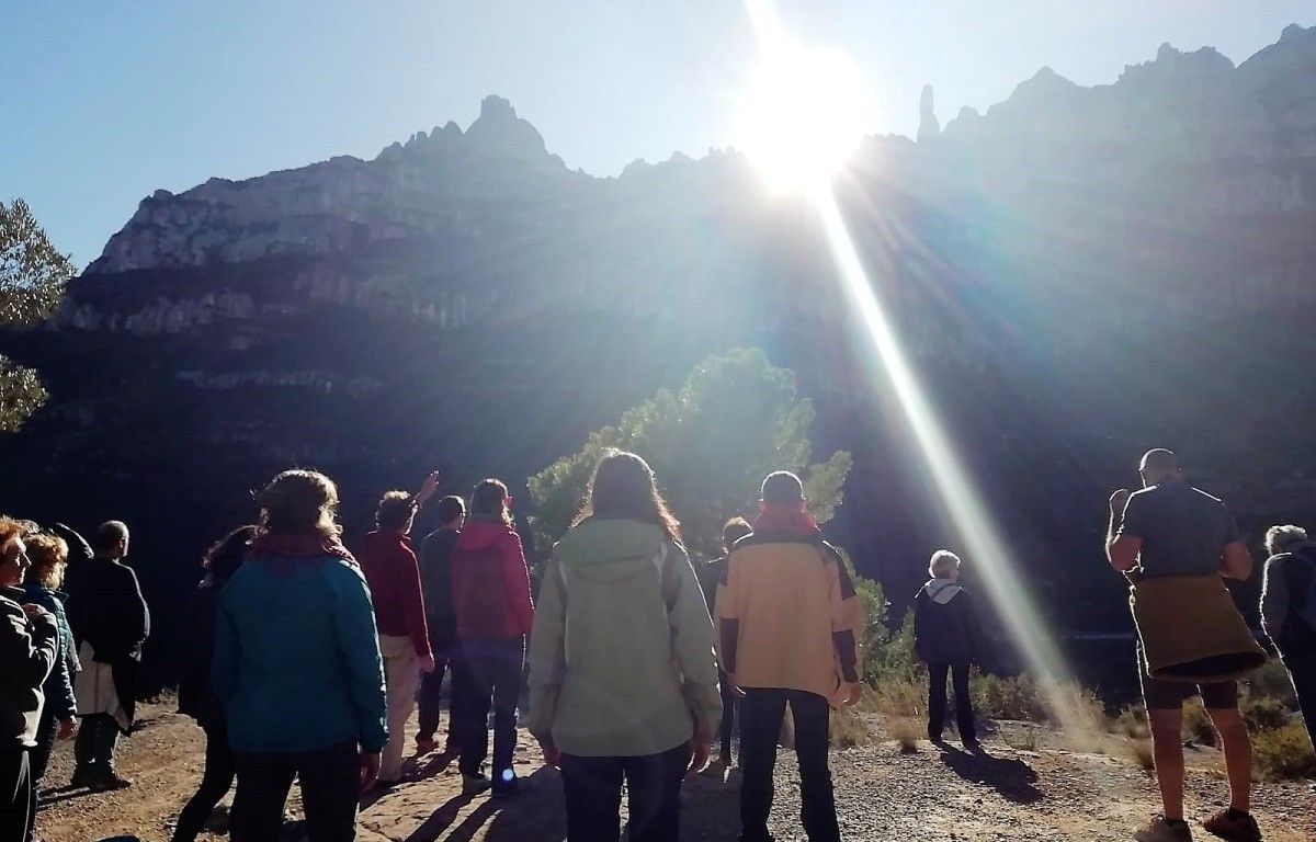 La inauguració de la ruta 'Montserrat, txacra de la Terra' va gaudir d'un gran nombre de participants