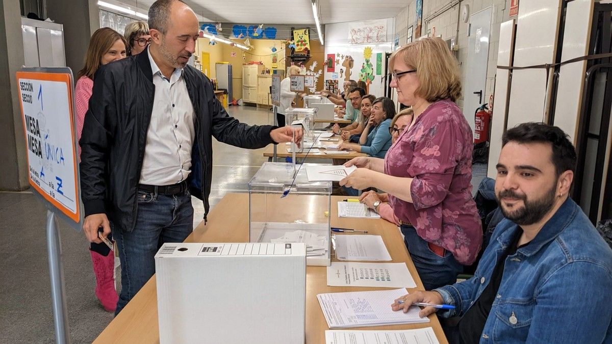 El candidat d'ERC a Manresa, Marc Aloy, ha votat a 2/4 de 10 del matí