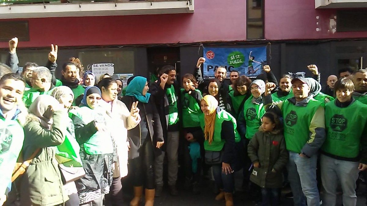 Activistes de la PAHC celebren l'ajornament del desnonament