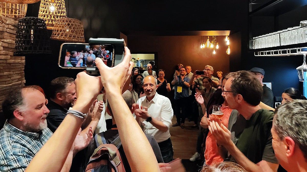 Marc Aloy, aplaudit i fotografiat al restaurant Porta Ferro després de conèixer-se els resultats de Manresa