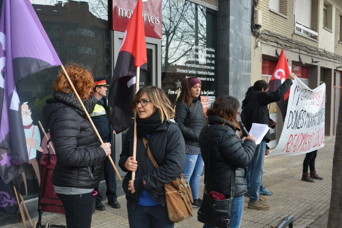 Protesta de la CGT de Berga davant la delegació que Monserveis té allà
