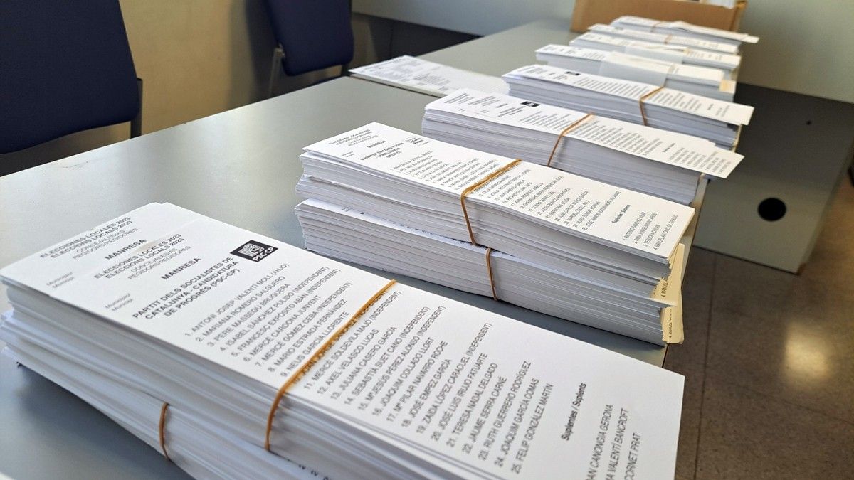 Paperetes de votació en un col·legi electoral de Manresa, aquest diumenge