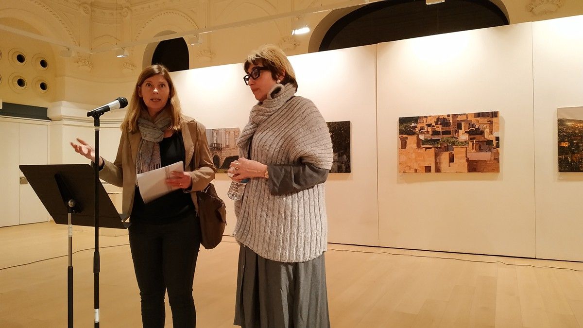 L'artista Ingrid Rodewald i la regidora Anna Crespo durant la inauguració