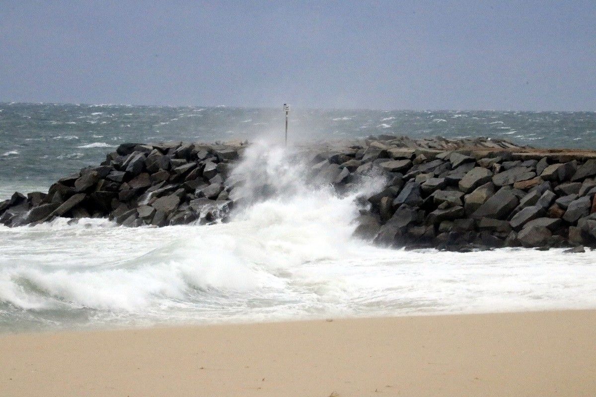 Una onada picant a les roques de la platja de Mataró