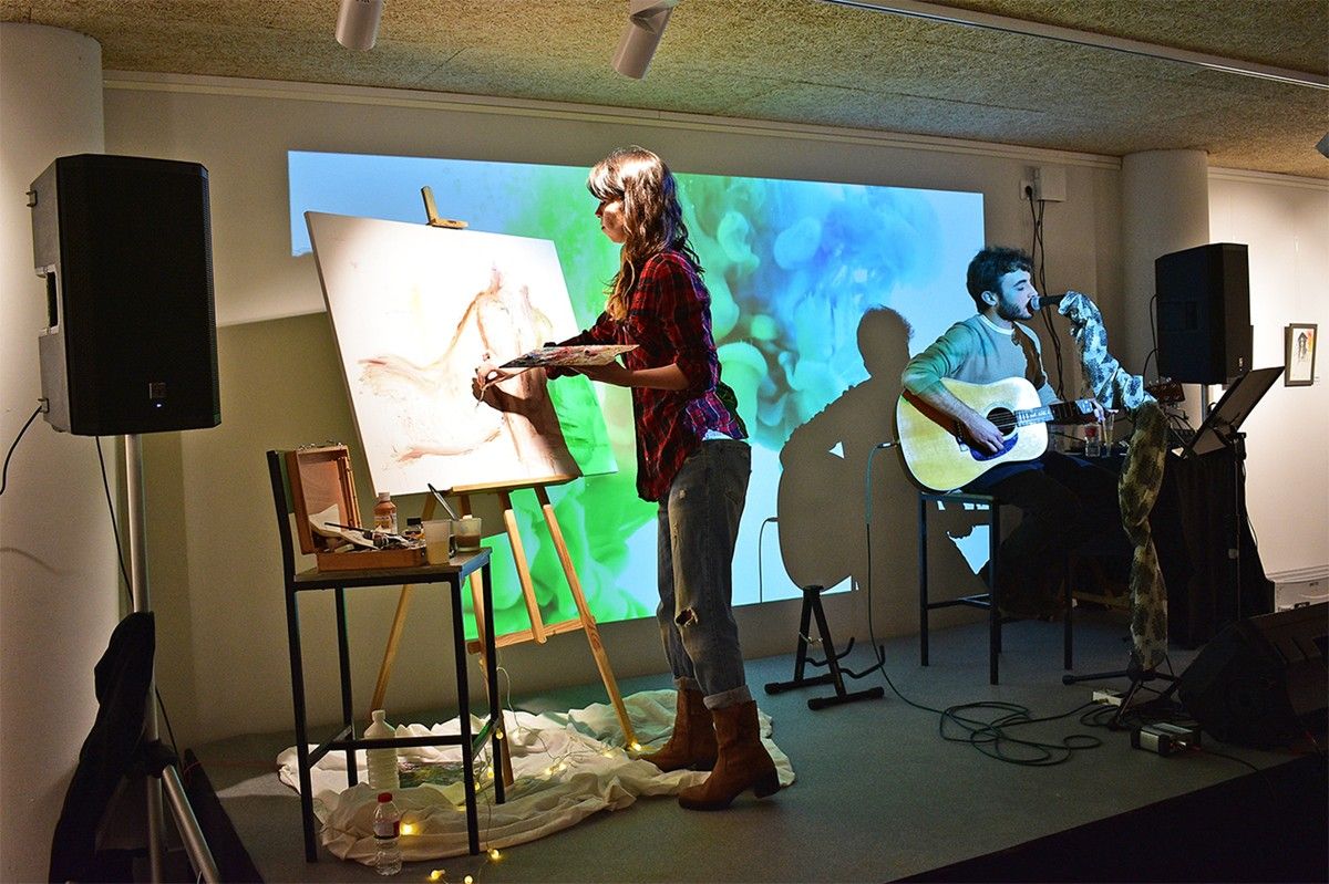 La pintora Greta Riera i el músic Marc Badia, durant la performance inaugural