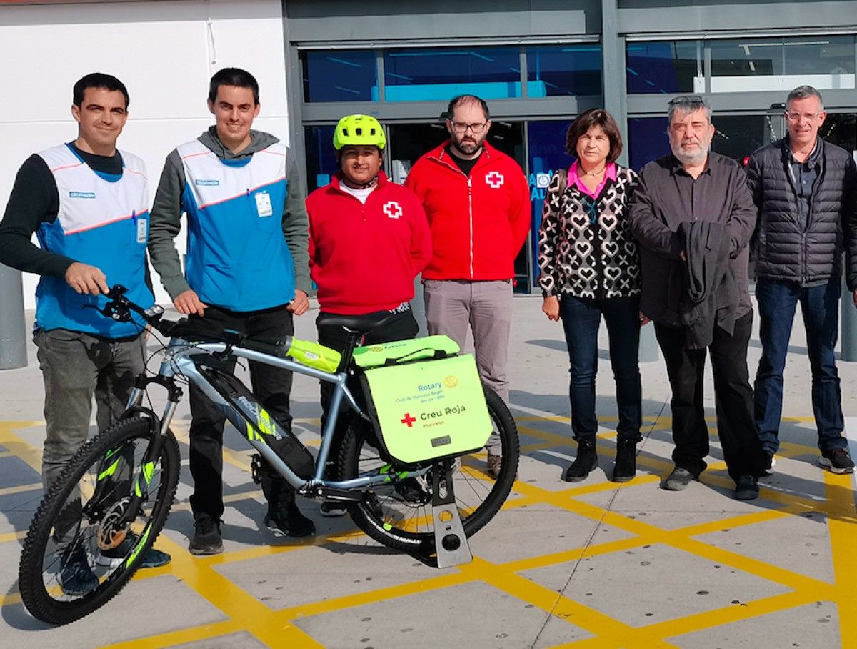 Foto de família d'alguns dels presents en l'acte de donació de les bicicletes elèctriques