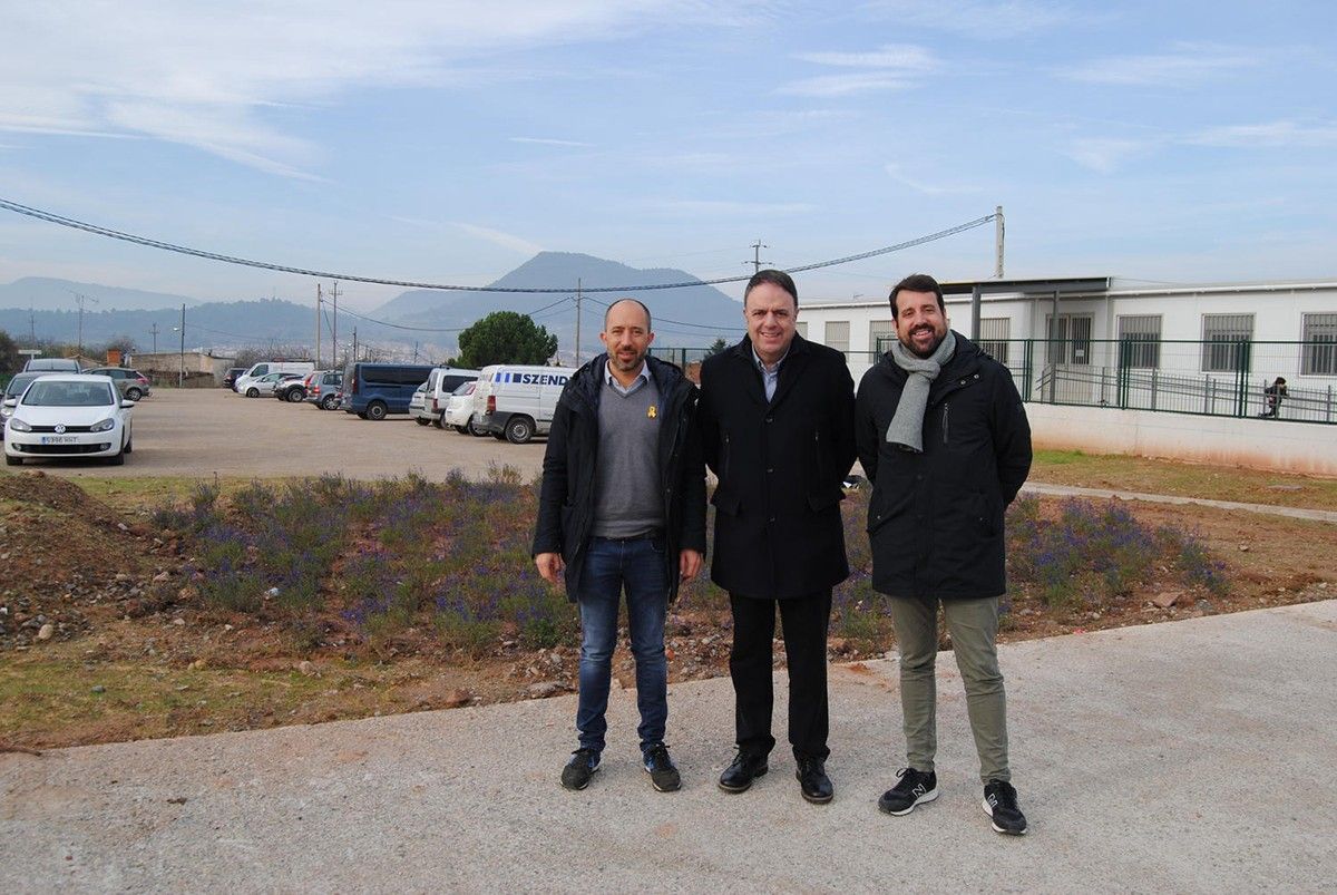 Marc Aloy, Valentí Junyent i Jordi Serracanta davant del nou aparcament