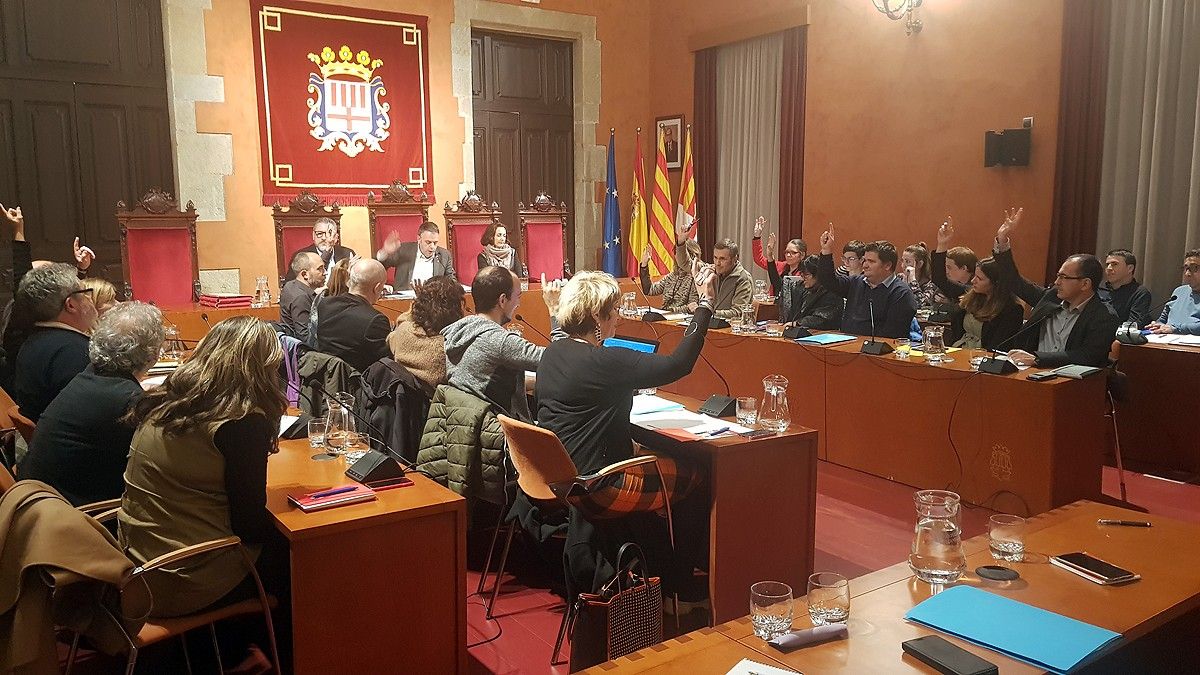 El ple de l'Ajuntament de Manresa votant l'esmena del govern sobre l'arribada de l'R4 a l'aeroport