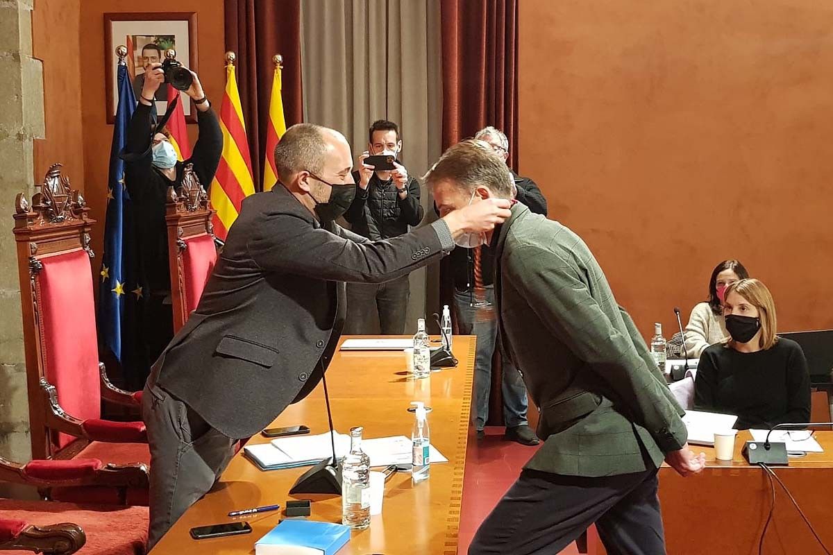Marc Aloy penjant la medalla de regidor a Anjo Valentí el gener de 2022