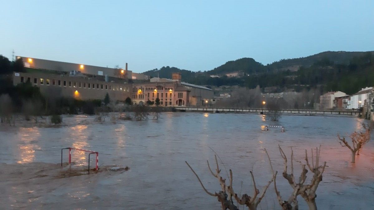 El camp de futbol de la Bauma totalment submergit per la crescuda del Llobregat.