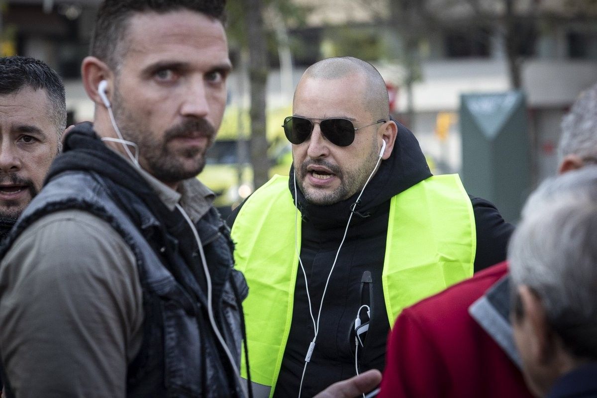 Jaime Vizern mira a càmera durant la manifestació d'extrema dreta de Girona