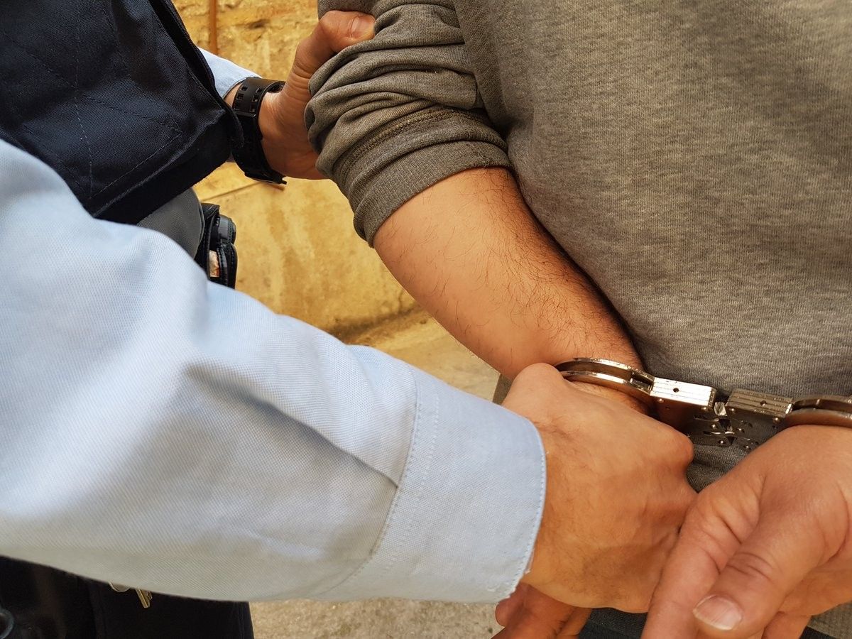 Dues detencions en mitja hora per violència masclista a Manresa