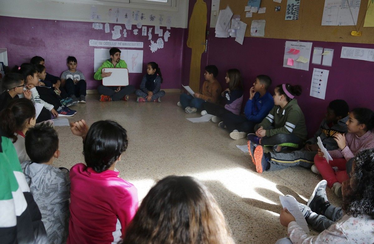 Una aula de l'escola Sant Ignasi de Manresa on realitzen una activitat relacionada amb el programa Magnet
