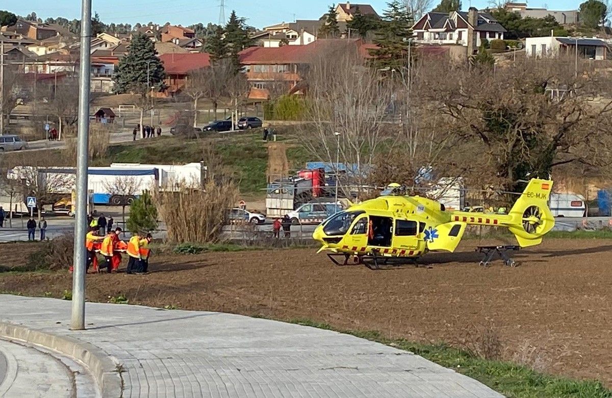 Els sanitaris porten la dona ferida fins a l'helicòpter medicalitzat