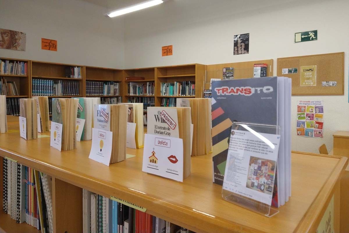 Espai de llibres prohibits a la biblioteca de l'institut Lacetània