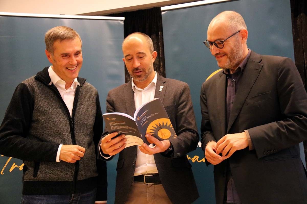 Joan Calmet, Marc Aloy i Albert Tulleuda fullejant un programa de Manresa 2022