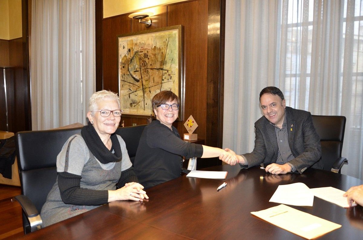Mercè Rosich, Maite Uró i Valentí Junyent durant la signatura del conveni