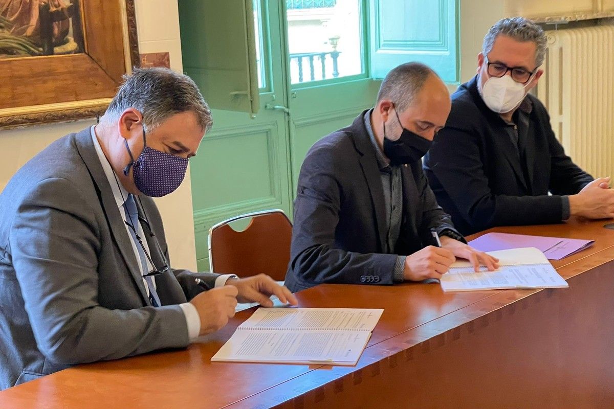 Óscar-Valentín Carpio i Marc Aloy signant la compra de les finques de la Fàbrica Nova
