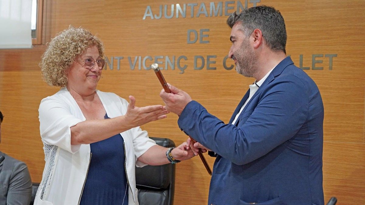 Dani Mauriz en el moment de recollir la vara d'alcalde de Sant Vicenç