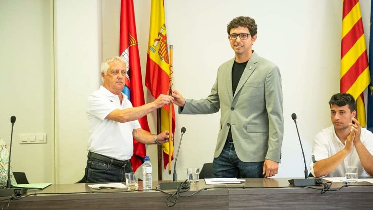 Adrià Valls en el moment de prendre el bastó d'alcalde de Castellbell i el Vilar