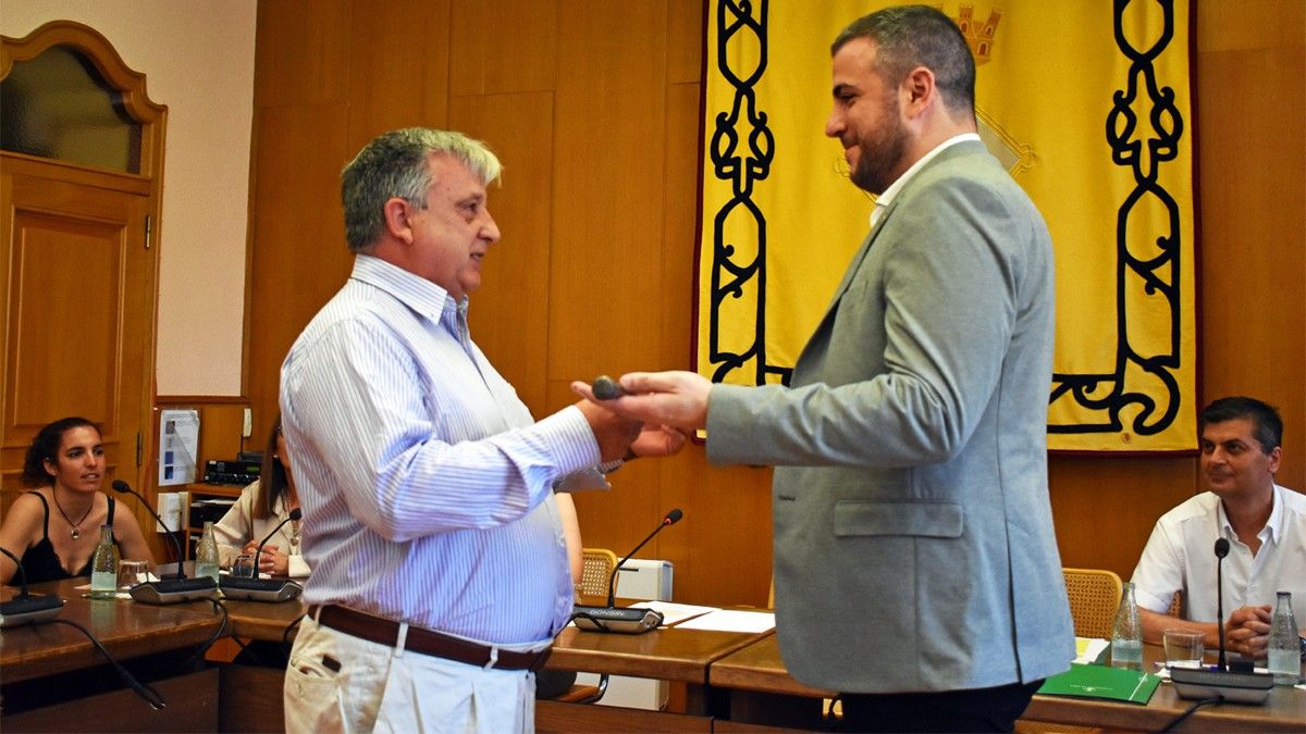 L'alcalde Albert Coberó rep la vara municipal de mans d'Albert Fàbrega