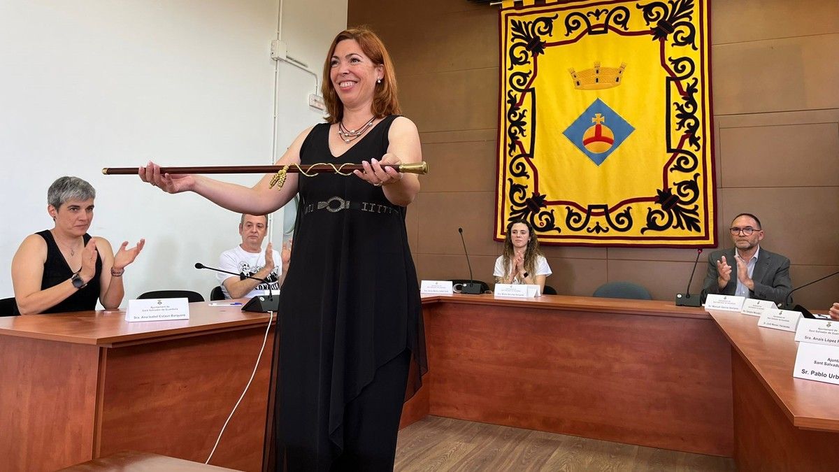 Anna Llobet en el moment de ser investida alcaldessa de Sant salvador de Guardiola