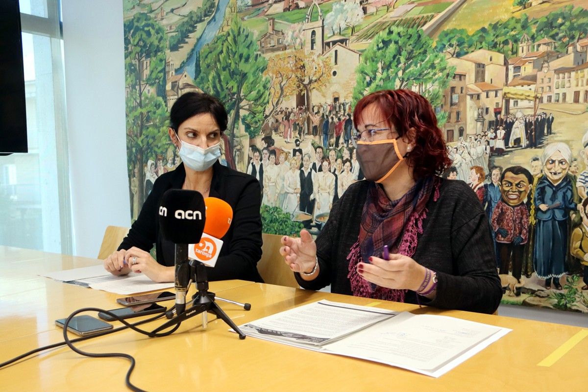 Cristina Murcia i Àdria Mazcuñán durant la presentació de l'expedient penalitzador