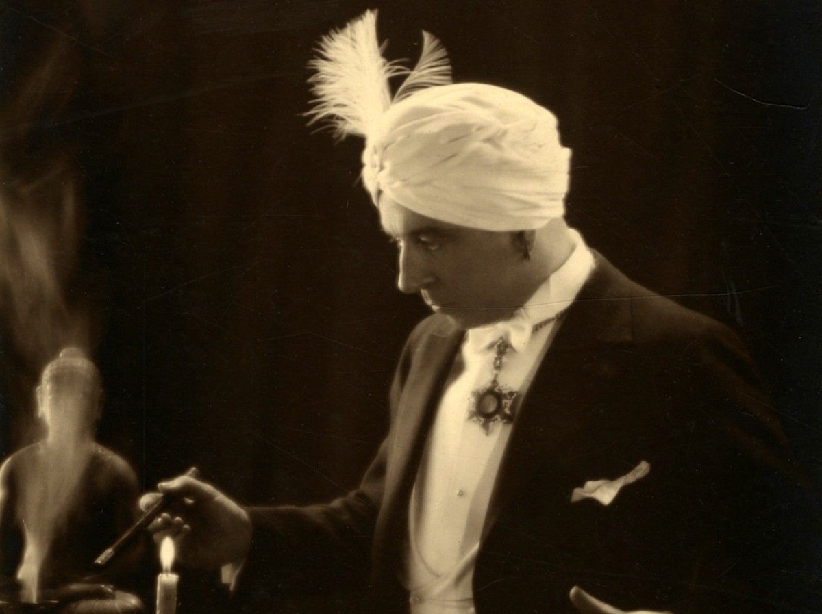 Pius Daví interpretant el paper de Faquir en l'obra «El faquir de Bengapur» d'Elmer Rice 