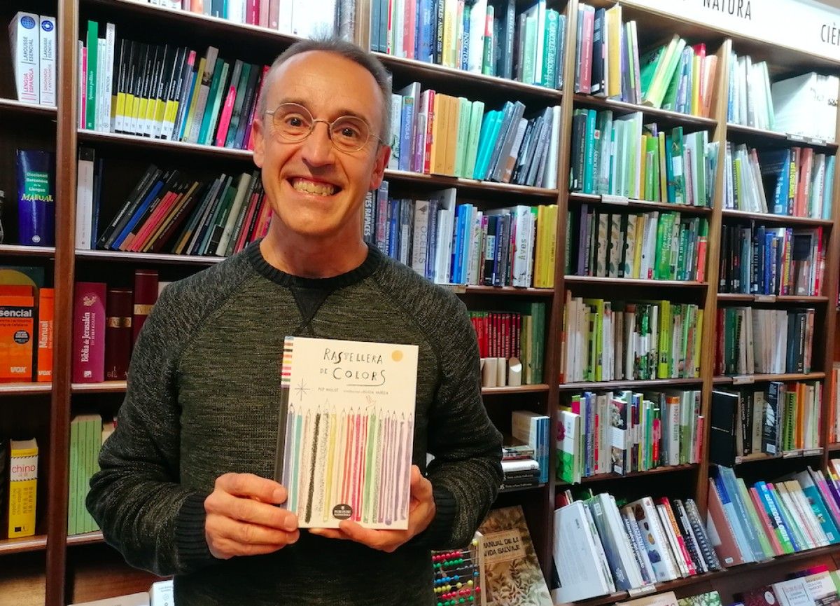 Pep Molist amb el seu darrer llibre, «Rastellera de colors»