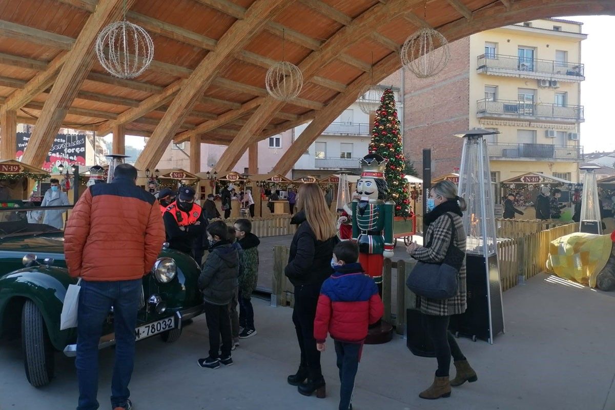 Gent passejant pel Mercat de Nadal de Sant Fruitós