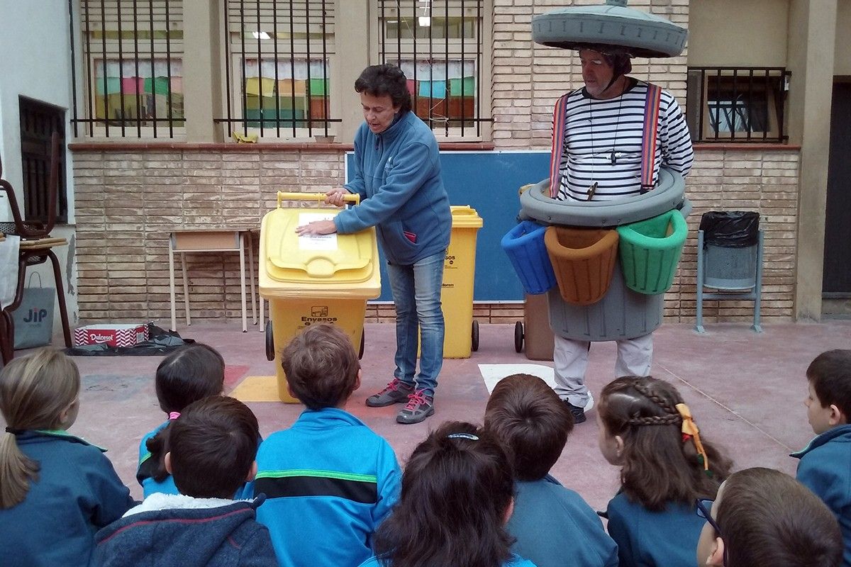 Campanya de reciclatge d'envasos en una escola de Sant Vicenç