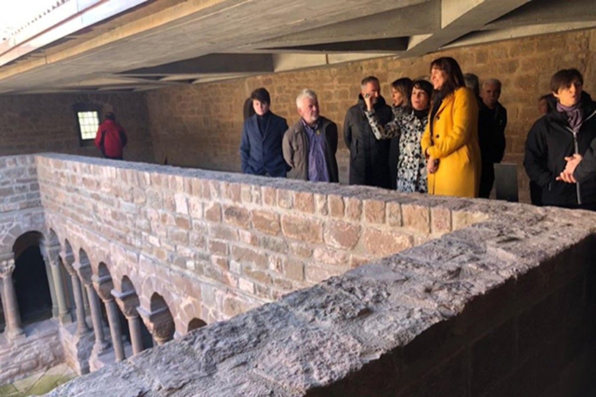 La consellera Borràs amb altres autoritats durant la visita al monestir de l'Estany