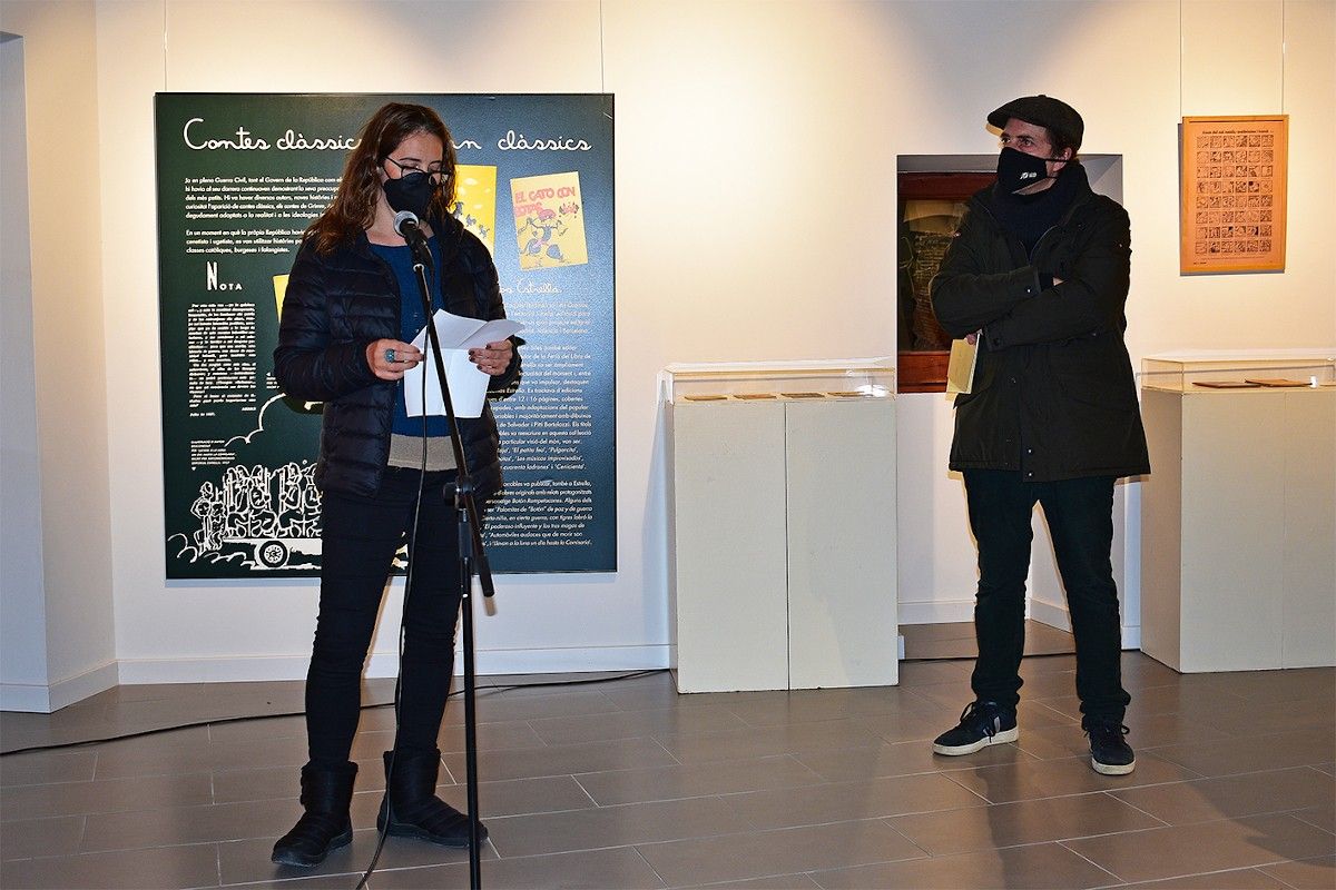 La regidora de Cultura, Alba Santamaria, parla durant la inauguració de l'exposició al costat del comissari de la mostra, Sergi Freixes, a la sala Cal Balaguer del Porxo.