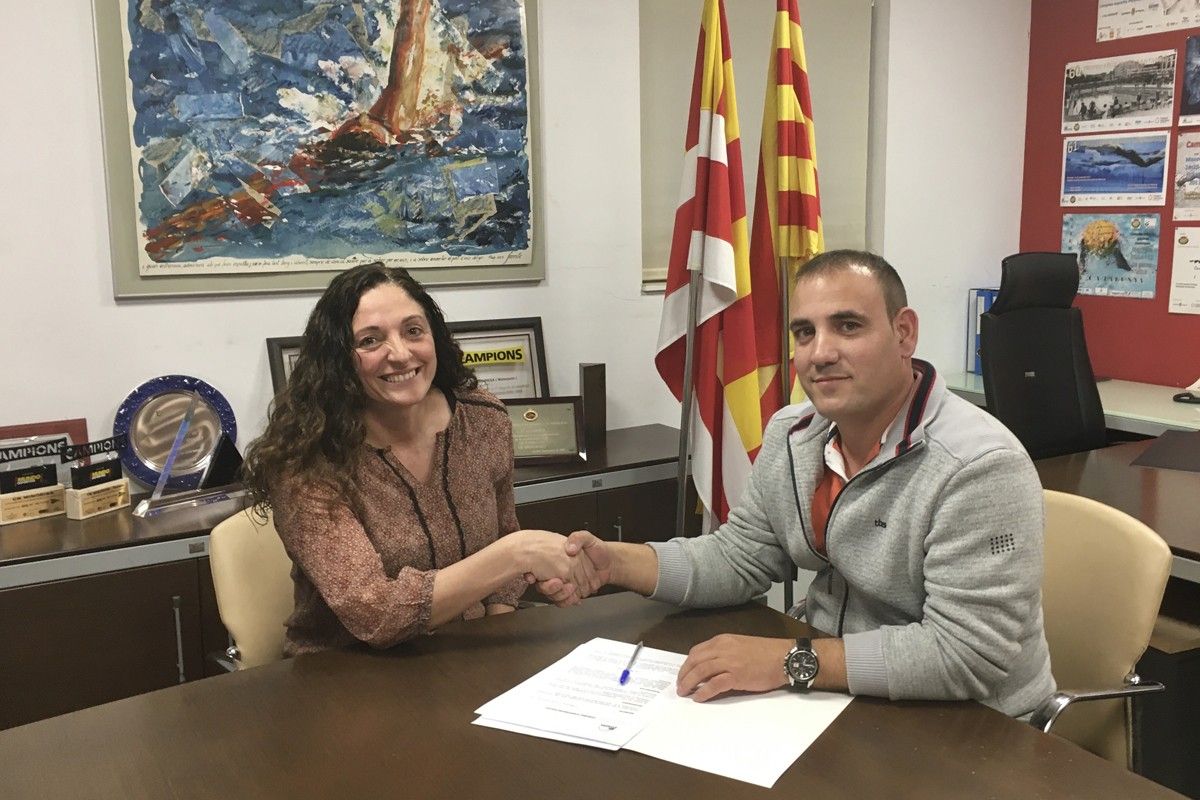 Montse Gomáriz i Jordi Puig durant la signatura de l'acord