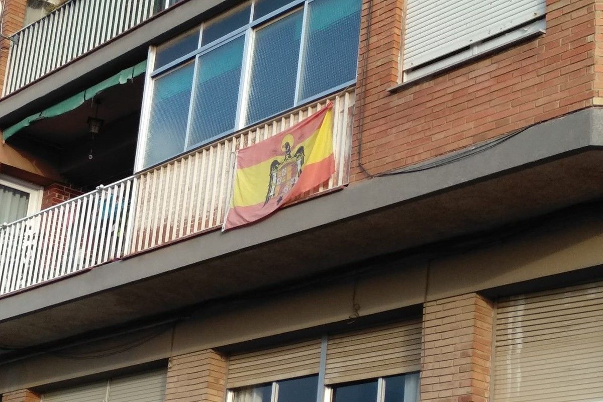 La bandera franquista en la galeria d'un pis de Castellbell