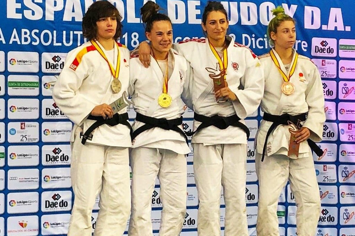 Carla Ubasart, segona per l'esquerra, amb l'or al coll