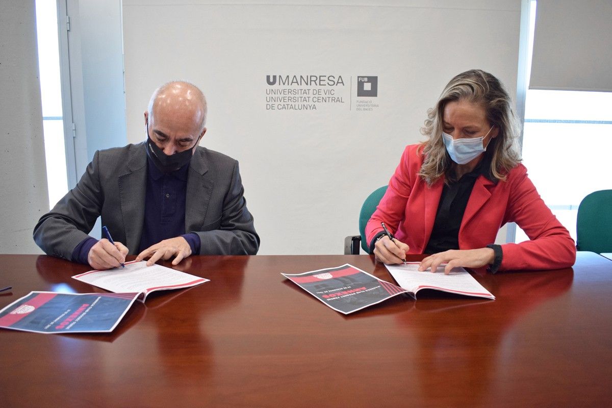 Valentí Martínez i Nina Pont signant el conveni