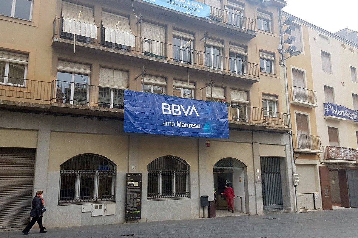 Pancarta del BBVA a la façana de l'Ajuntament de Manresa