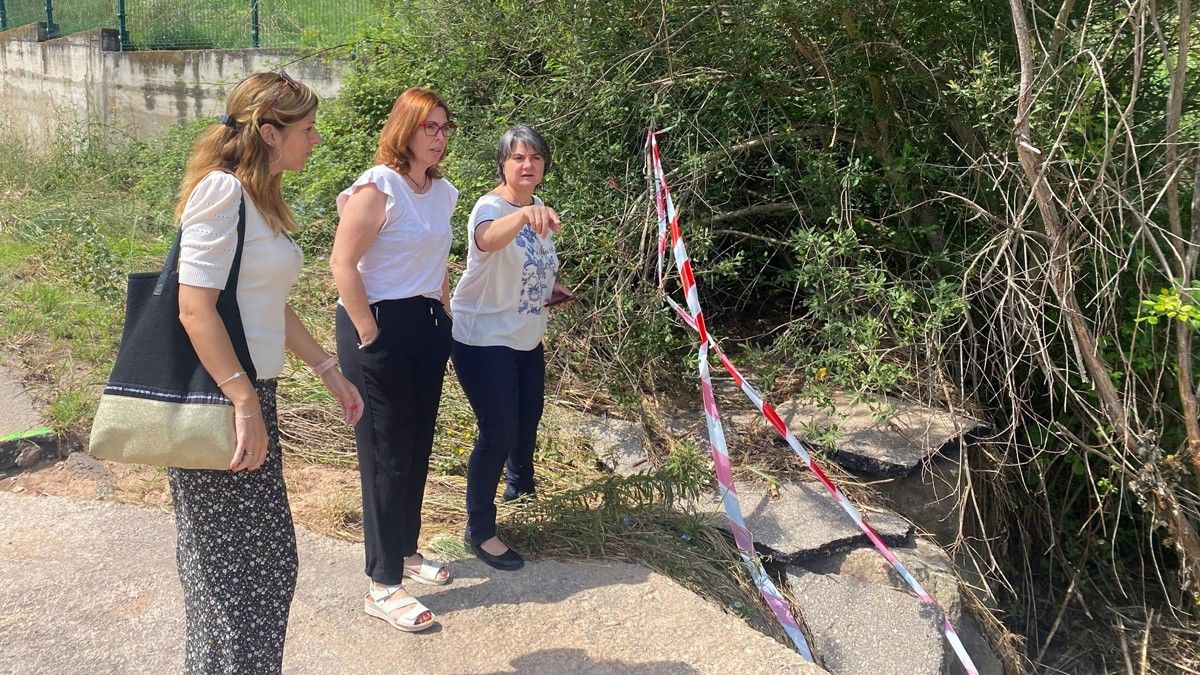 Anna Llobet, al centre, amb Montserrat Barniol avaluant els danys de les pluges