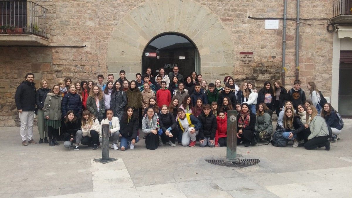 Alumnes de l'institut d'Auro i d'intercanvi a la plaça Gran de Santpedor